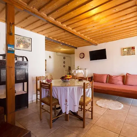 בית נופש The Old House - Wood & Stone Evretí